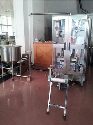 Máquina llenadora y selladora de líquidos y pastas vertical